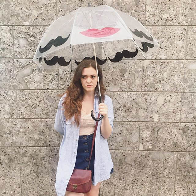 У девушки головная боль от смены погоды Головная боль при смене погоды