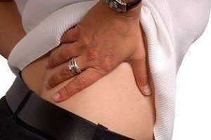 Болит спина внизу справа что это