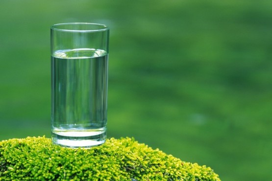 За 15 минут до еды выпейте стакан воды