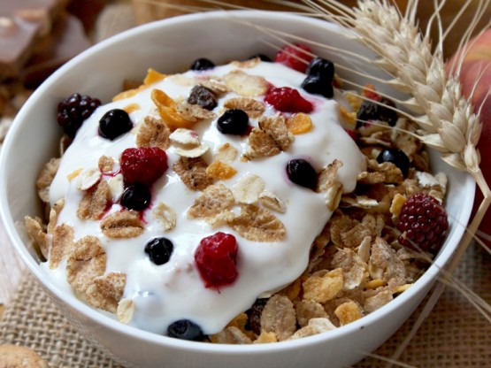 Здоровый завтрак - мюсли с йогуртом и сухофруктами Здоровый завтрак - мюсли с йогуртом и сухофруктами
